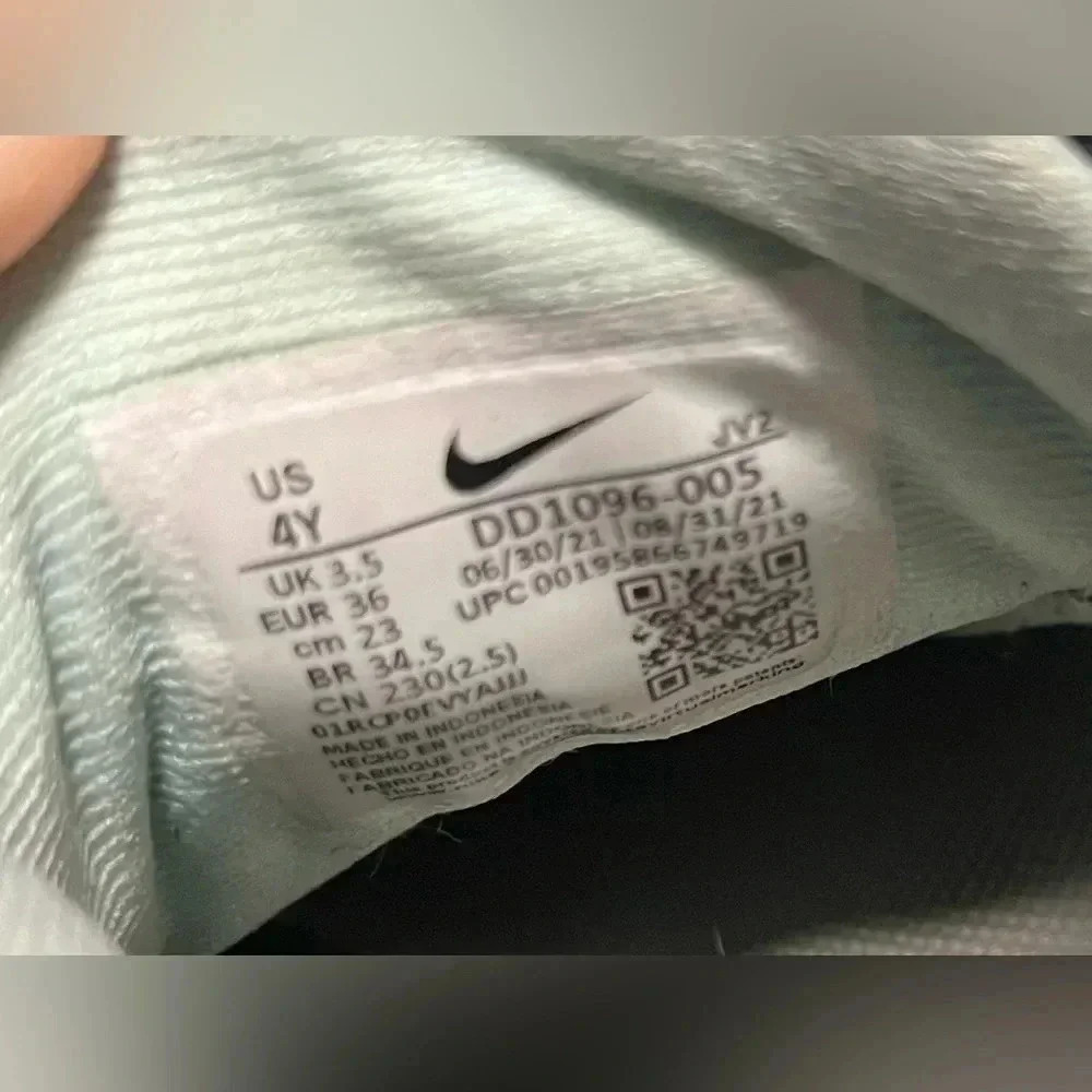 Nike revolution size 4 youth sneakers - Picture 7 of 7